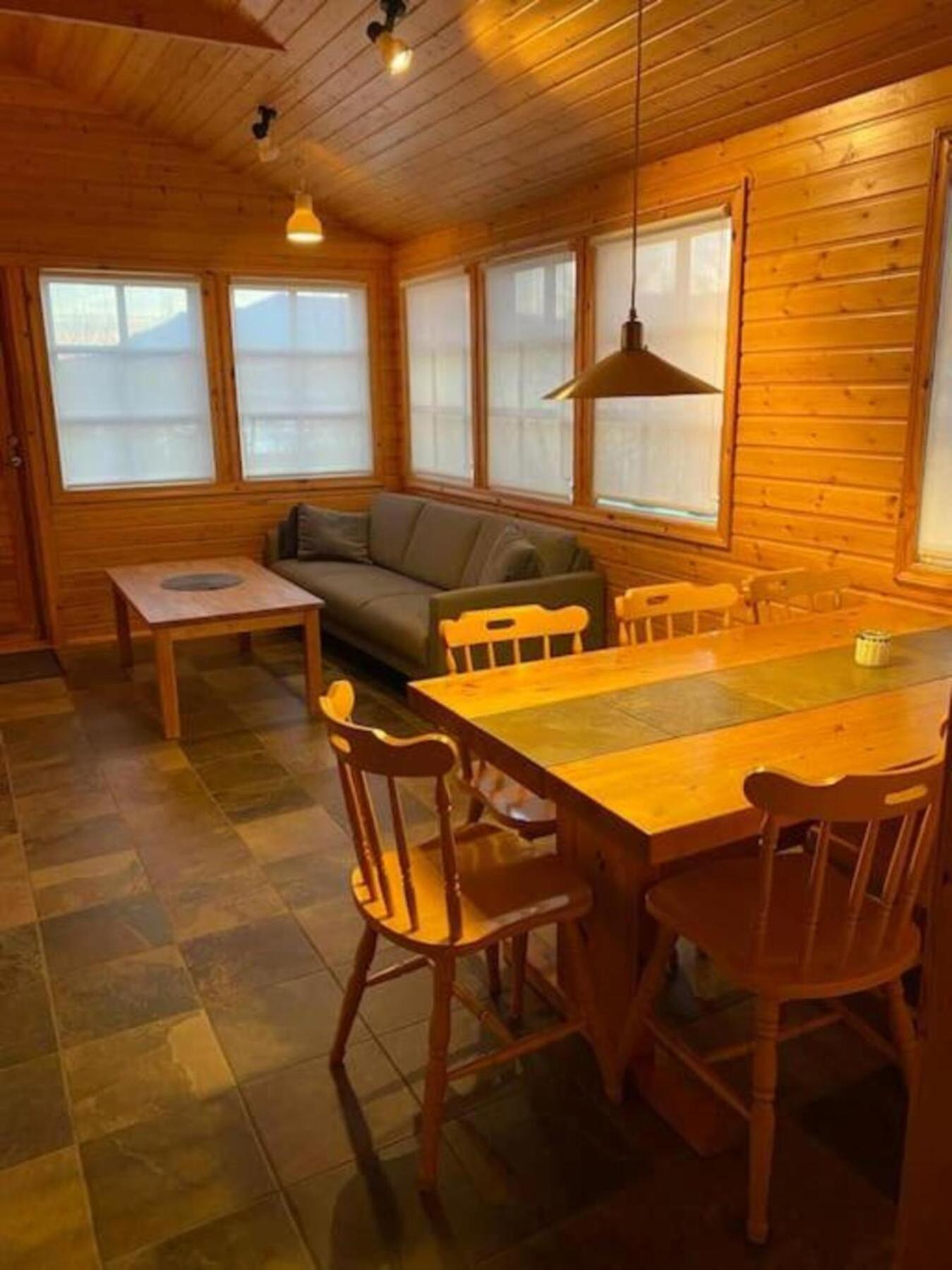 Cozy 2 Bedroom Cottage With Hot Tub Akureyri Eksteriør billede